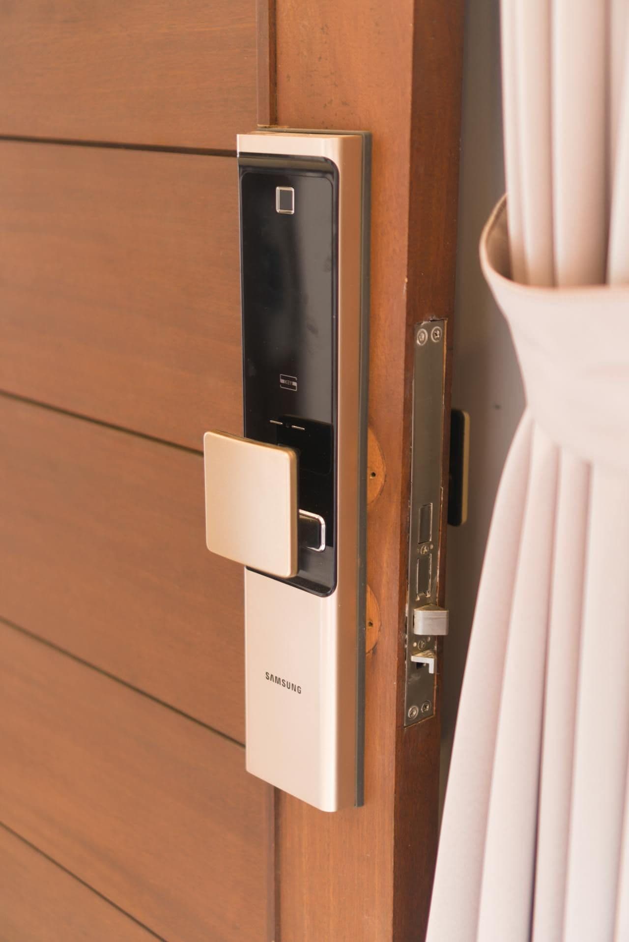 Smart Doorbells & Locks 3